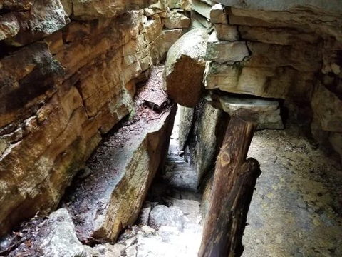 Rock crevices at the Ellenville Fault Ice Caves